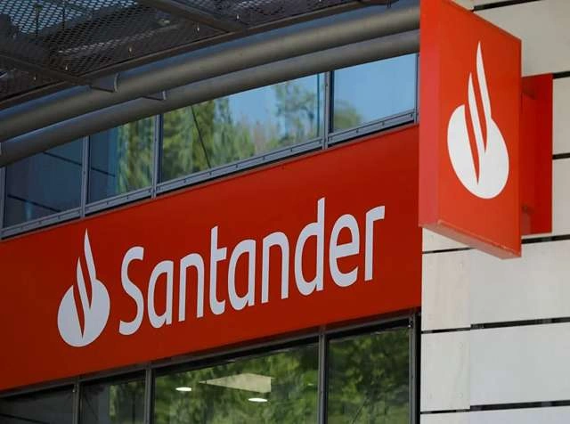 UK Mortgage Rates Fall as HSBC and Santander Lead Price Cuts